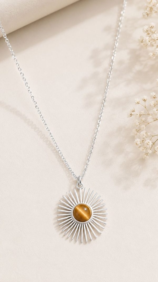 Collar de acero con sol radiante y piedra protectora