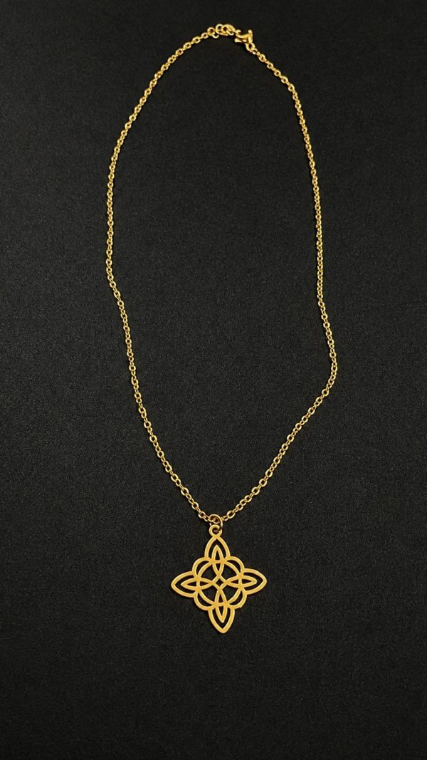 Collar nudo de bruja en acero dorado