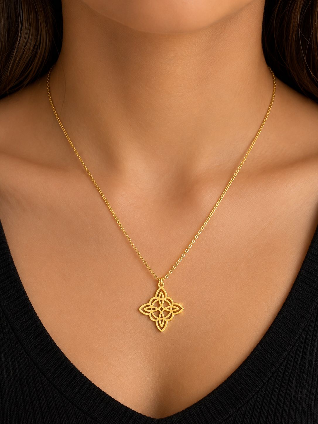 Collar nudo de bruja en acero dorado - Imagen 2