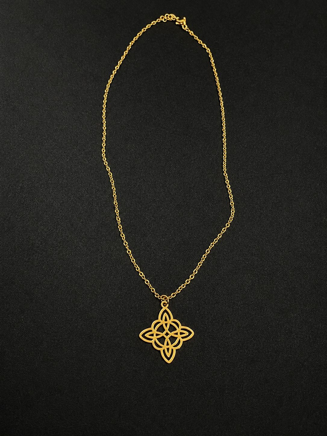 Collar nudo de bruja en acero dorado