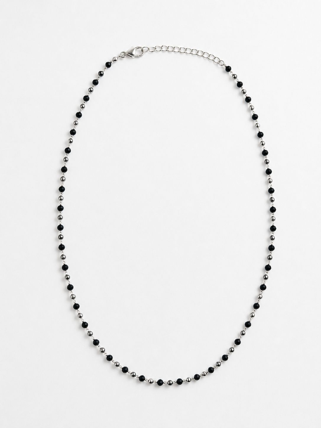 Collar protector de acero y cuentas negras